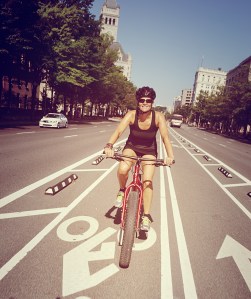 EX: Lise fait du bicik QUELQUE PART! 